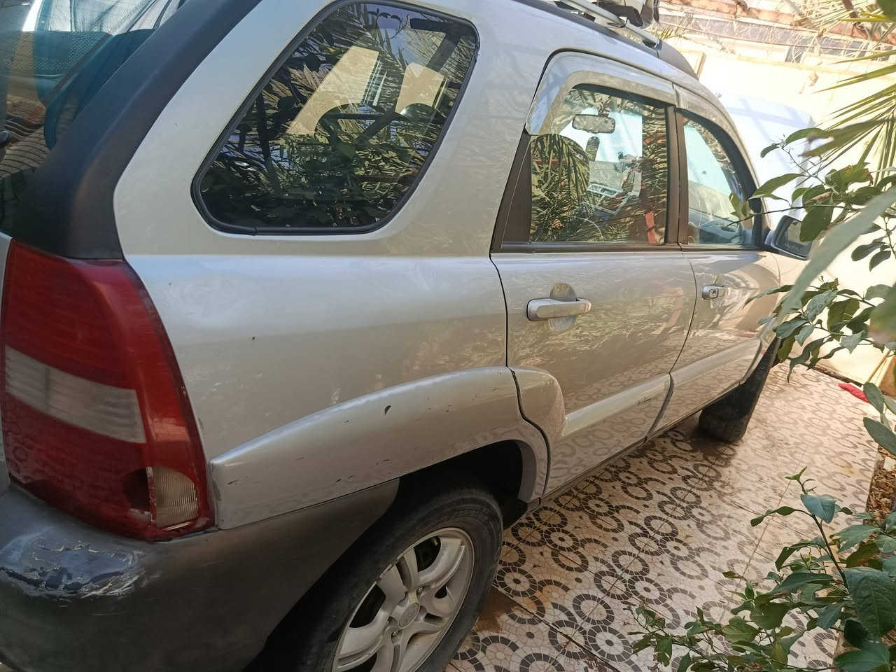 سبورتج محرك ٢٠٠٠ لون سلفري رقم بغداد انكليزي .محرك جديد وكير نضيف بيهه بس التكمه صفحة السايق بيهه صبغ ويل كب تدفئه وتبريد شغالات وبحاله ممتازه بيهه سبايه وبيهه شاشه وكامره خلفيه حداديه صدر امامي مشتغله بالجديد كهربائيات كلهه شغاله السياره باسمي مكانهه بالدجيل بالداخل .سعرهه ١١٠ وبيهه مجال للجادين .وهذا رقم موبايل .***********
