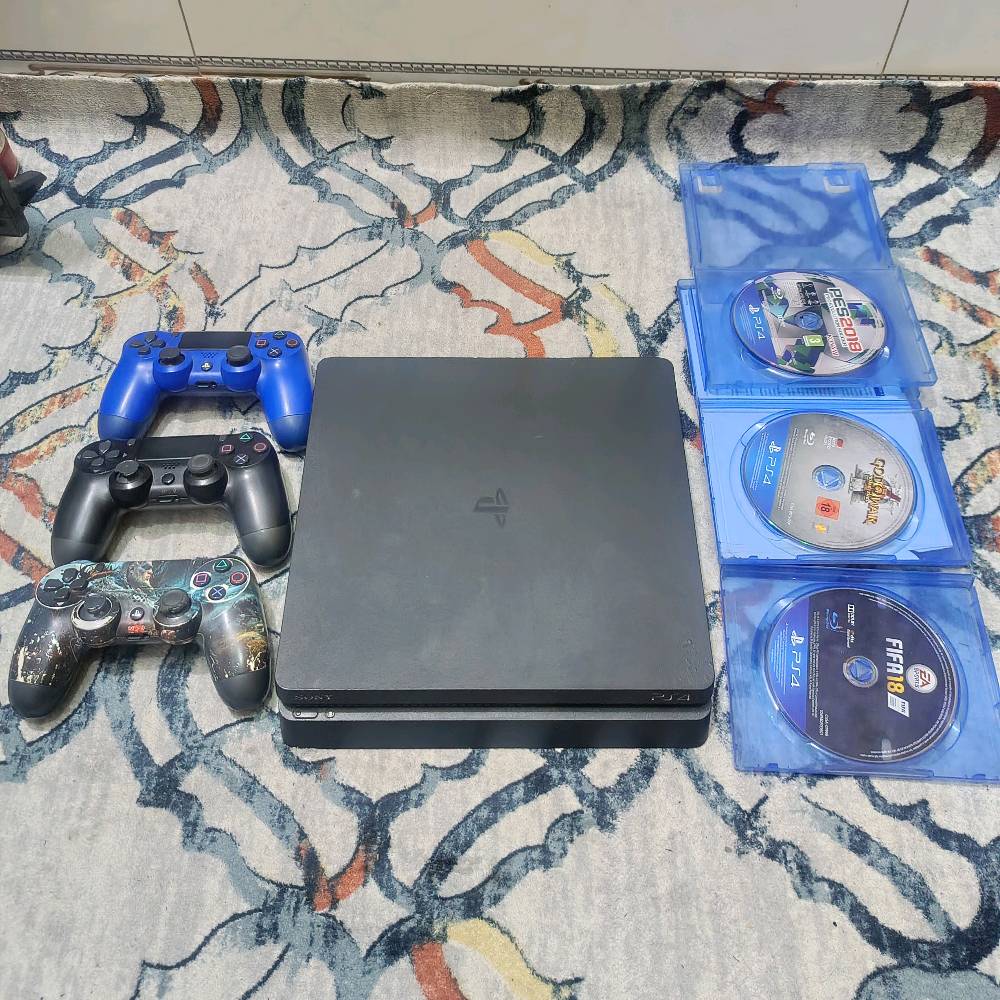 سلام عليكم جهاز نضيف 99 بالميه تجي تفحص وتأخذ وياه جوستك 3 واقرص 3 فيفا 18 وبيس 18 واله الحرب عنواني بغداد رقمي ***********
شنو سبب البيع؟: 
الحاله ماديه صفر صارت