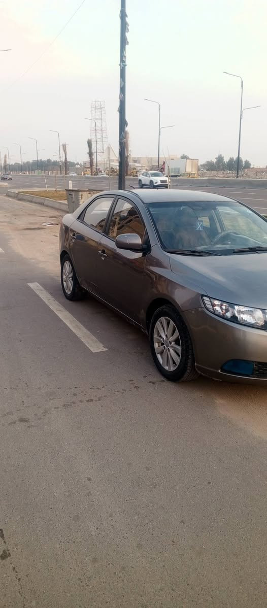 سيراتو 2012 بأسمي سنويه لغاية 31 هزه جديده محرك 1600 جاهزة من كلشي محرك گير تبريد  حداديه مكفولات بيه رشات صبغ بدون ضربه قويه والسونار بالمنشور السعر 88 وبيه مجال بيع او مراوس للأستفسار *********** مكان السيارة النجف
