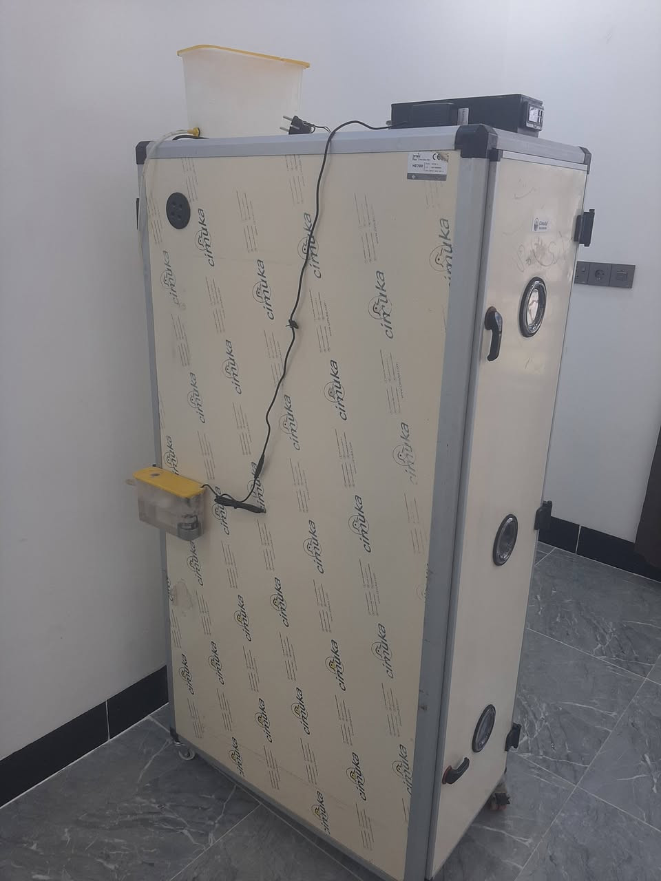 متاح فقاسه جيموكا 700 بيضه  مستعمله شي قليل  نسبه تفقيس ٩٩%وغنيه عن تعريف اخوان الي يريد يتصل او يراسلني خاص 
رقم الهاتف 
***********
         و
***********
المكان صلاح الدين تكريت
