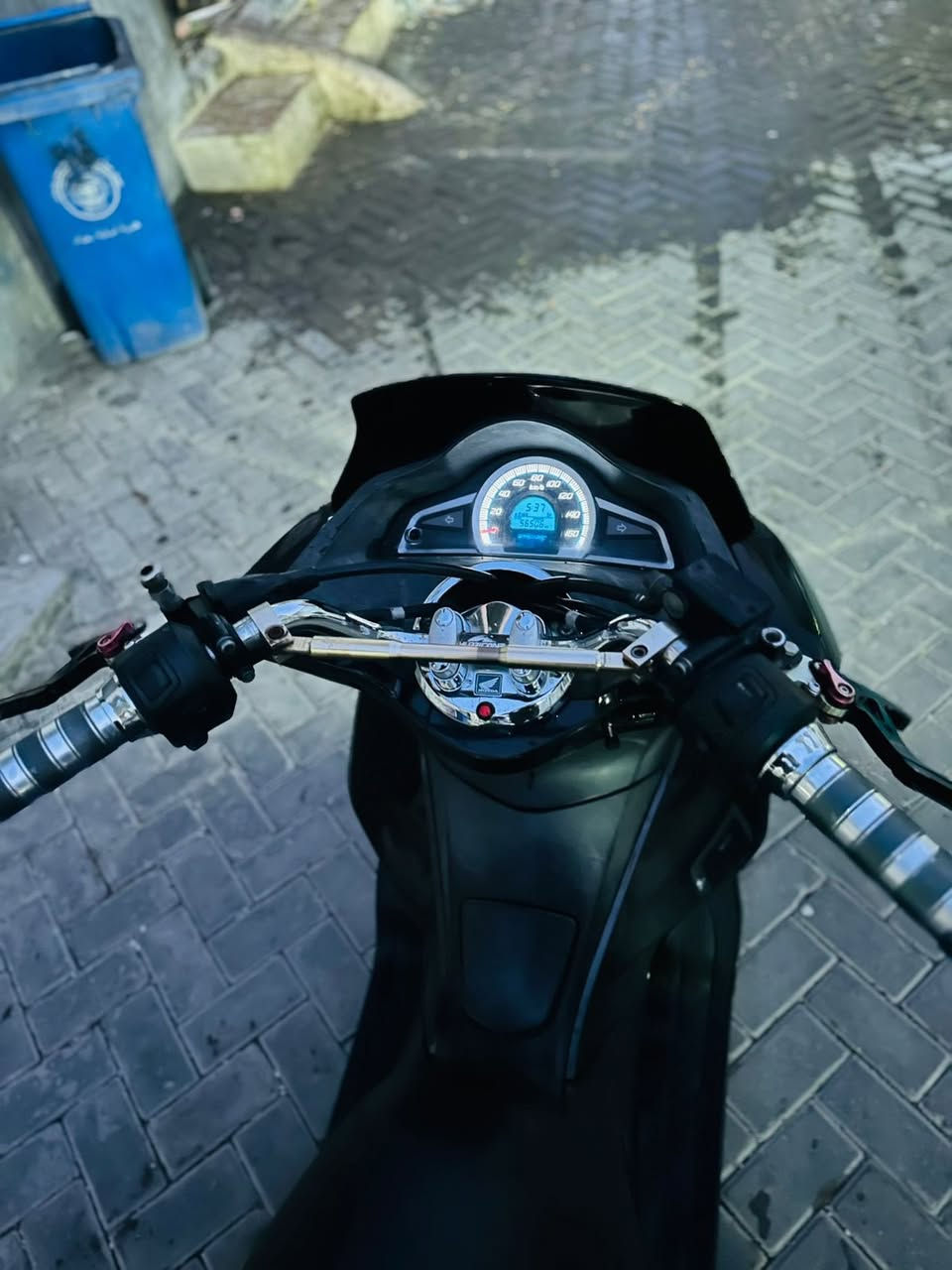 آلسلام عليكم للبيع دراجة PCX جيل ثاني ياباني jf محرك 125 لون اسود شذرة زركة +رياضي الدراجة مكفوله كفاله عامة من مكينه وكفر __ فقط شخط بلكفر الامامي الجهة اليسرى والباقي مكفول كفاله عامة الدراجة نازلة من معرض بيت طارش السعر 18 ورقة وبية مجال ***********
