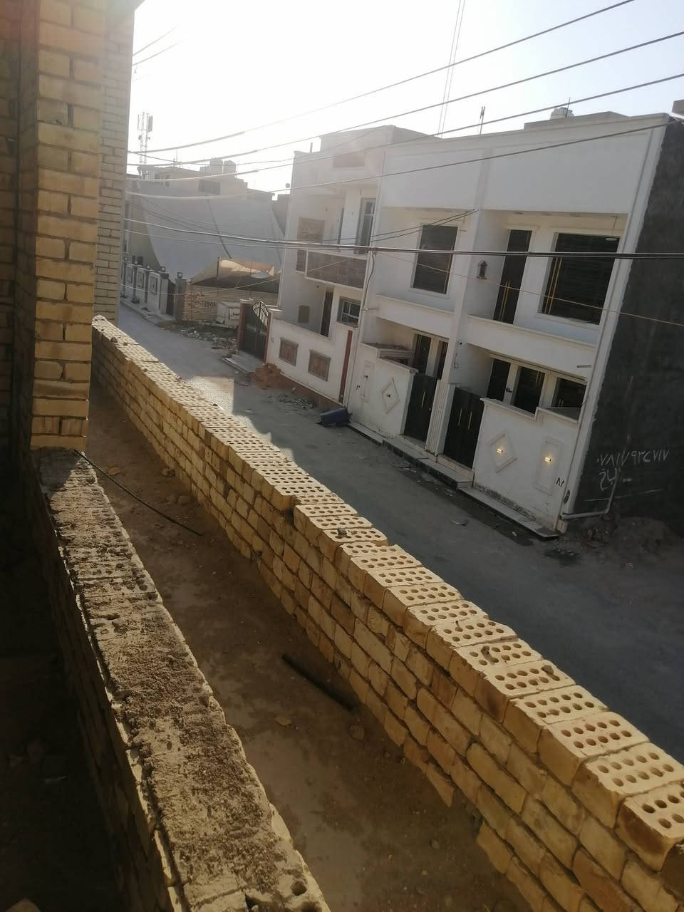السلام عليكم بيت هيكل للبيع ١٠في ١٠ المساحة ١٠٠ م طابقين وبيتونة ماسس سبالت ومجاري وكهرباء على النص يحتوي على ثلاث غرف نوم ومطبخ وهول غربي وصحيات عدد ٢ ودرج مكسر العنوان البوعيثة الهواشة مجمع السلام شارع المولدة بالفرع المقابل لصيانة جانجان للاستفسار الاتصال على ***********
