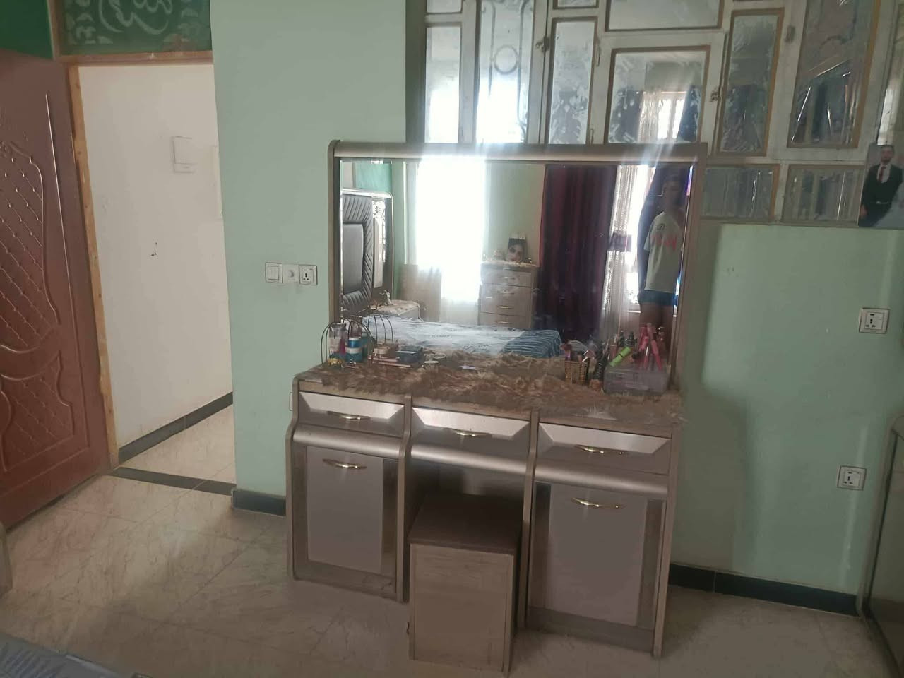 سلام عليكم غرفه تركيه ١٢ قطعه مستعمله بيهاضرر قليل وبيها رطوبه السعر ٤٠٠ وبيها مجال بغداد البلديات ***********
