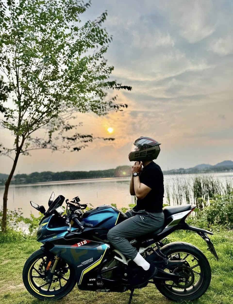 السلام عليكم للبيع بطح CF-Moto صيني  
 موديل 2021  
محرك 250SR
كير عادي 6 نمرات
الفرامل/بريك (ABS)
ماشية 16600 قابل للزيادة

السعر 25$ ورقة 

- مزودة بجهاز حساس إطارات+ درجة حرارة (يعمل على الطاقة الشمسية)

- مزودة بشاشة قياس 6.25 تشمل:
• كامرة امامية وخلفية 4K مع التسجيل ذاكرة داخلية 64G
• تدعم Apple CarPlay + Android Auto 
• حساس إطارات +درجة حرارة الإطارات 
• شبكة اتصال كاملة 4G
• انترنت WiFi
والكثير من المواصفات في الشاشة

-مزودة بجهاز لشحن الهاتف Type-C + USB 

مع هدية خوذة + جهاز سماعات بلوتوث +
جادر/غطاء الدراجة 
واكسسوارات اخرى متنوعة اضافية

علماً الدراجة بدوووون رقم
بدووووون كمرك
فقط منفيس واوراق كاملة 
الدراجة مشتريها من الصين شخصياً وجايبها وياي

للاستفسار على الخاص 
او على الرقم واتساب ***********
