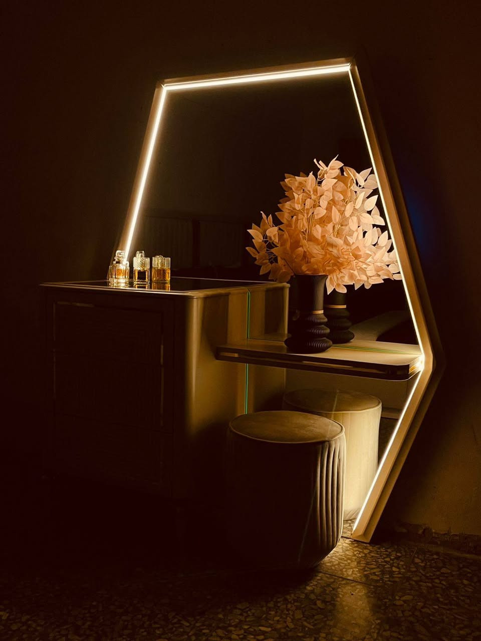 غرفة تركيه مودرن أبواب للبيع نضافه 💯 
فقط منصوبة من هوم سنتر زلغ مابيها ترهم للعرسان أصلية تكمه القويه السرير مخزن هيدروليك لمس
 للأستفسار خاص او واتساب 
***********
