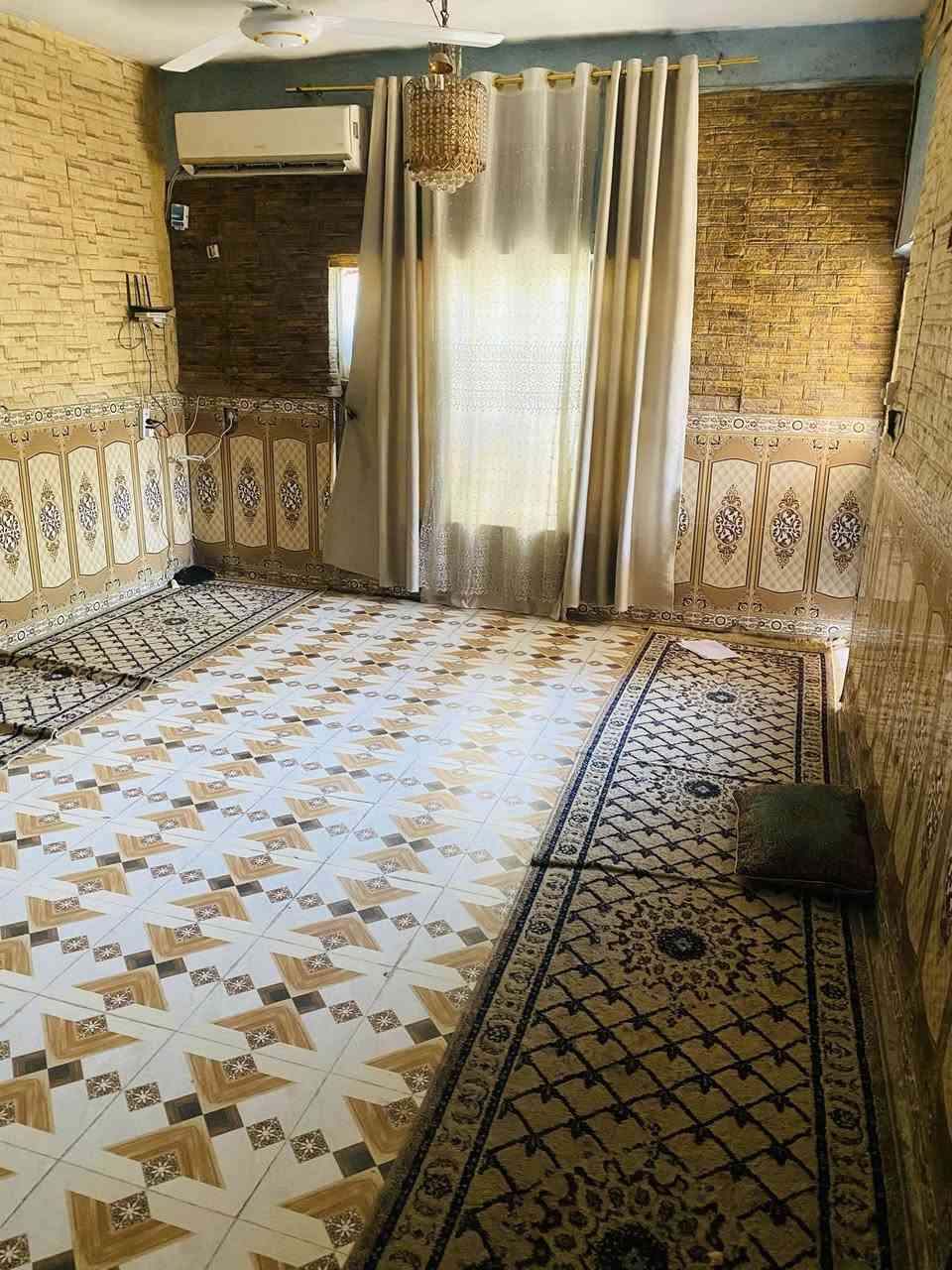 السلام عليكم
بيت للبيع ا📍
📍لكمالية بداية المعوقين قرب شارع صيدلية الرند 
📐 150 متر 
نوعه زراعي 
تفاصيل البناء طابقين طارمه+حديقة صغيرة+استقبال+مطبخ+صالة كبيرة+غرفتين نوم +مخزن صغير+ منور + ترك والطابق الثاني غرفتين نوم وصالة فقط بناء بدون سقف 
💰 السعر مناسب 
للاستفسار ***********
او خاص
