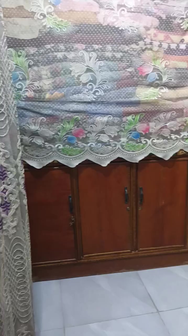 بيت للبيع بالدوانم الشعلة يم بيت علوش مساحته 55متر مربع بيه غرفة جوة واستقبال وحولي وملحقاته وفوك بيتونه وغرفتين وحدة كاملة ووحدة ما كاملة البناء بلوك السعر 30وبيه مجال للشراي مستعجلين على بيعته تريده هو والغراض تريده بدون الغراض داخل البيت محل رقم الهاتف وبيه واتساب ***********
