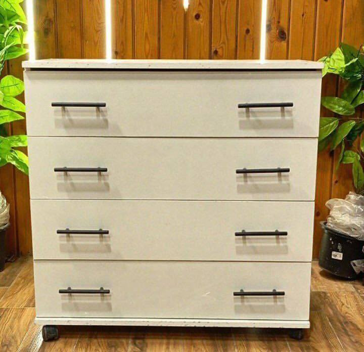 جزامة ✨
او ادرور✨
او ميز جرارات ✨
كلشي يرهم 🥰

✨عرض متر
✨ارتفاع 80 ماعدا الارجل 
✨4 جرارات


**إذا كنت صاحب هذا الإعلان وتريد حذفه لأي سبب، رجاءا أرسل رسالة إلى الدعم الفني**