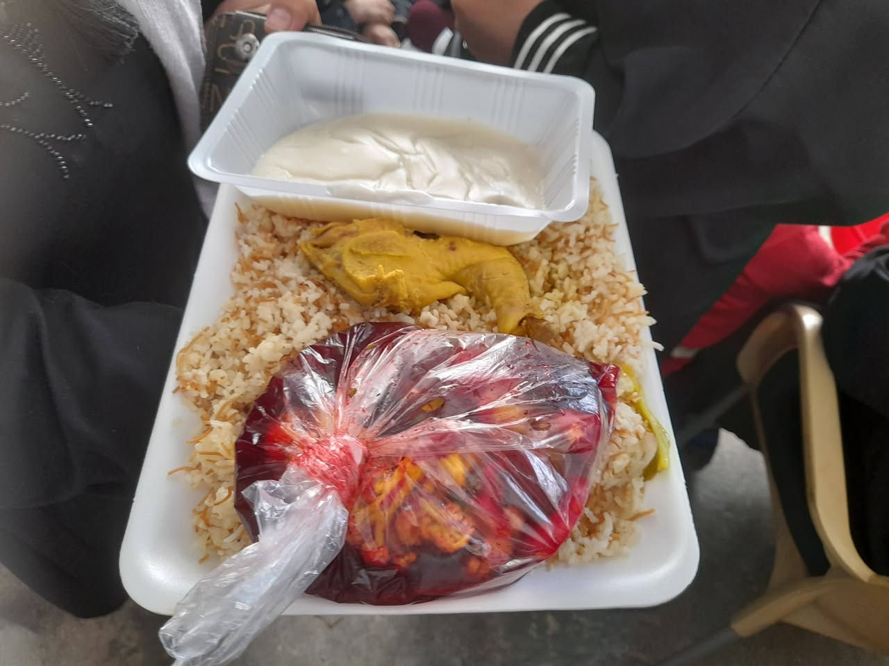 الحمدلله وشكرلله اليوم العشرين من شهر رمضان المبارك اعاده الله علينا وعليكم بالخير والصحه والعافيه ان شاء الله من مطبخ الاول بسامراء مطبخ مركز المسلم لاارامل واحباب الله والمتعففين والكائن بسامراء حي الخضراء خلف منتدى شباب سامراء فتح بتاريخ ٢٠١٧ ان شاء الله سيكون الطبخ يوميا ان شاءالله طوال شهر رمضان المبارك بفضل الله ثم فضل الناس الخيره امثالكم بيهم البركه ان شاء الله للتبرع ***********وانت بيتك ساهم بتحويل زين كاش *********** اوماستر كي ٢٦٨٨٢١٦٥٥١ اخوتي الغوالي فزعتكم وانتم اهلا لها أن شاءالله
