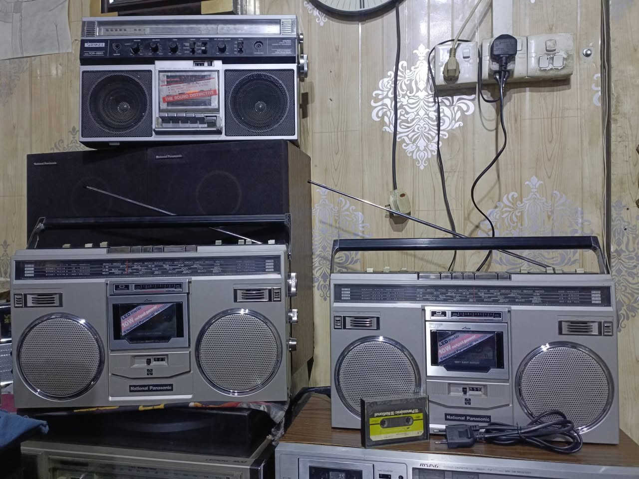 للبيع 
راديو مسجل ناشيونال بانسونك 
(RX-5100T) ياباني المنشأ إستيراد مؤسسه بدايه الثمانينات راديو 4 موجات بدون fm,,نظافه عاليه جدا مقارب للجديد نقص الكارتون فقط،مع الكاسيت وگيبل التوصيل الاصلي ..شغال وبحاله ممتازه.. للاستفسار(***********)
متواجد واتساب ماسنجر،،يوجد توصيل 
((السعر مراسله الصفحه))
ملاحظه..متوفر جهازين نفس النوع والنظافه
