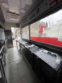 سيارة مطعم متنقل ( فود ترك ) للبيع مع كافة الادوات ومستلزمات المطعم ال...