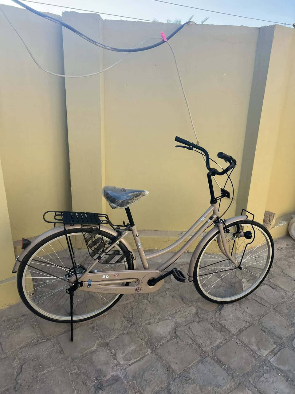 سلام عليكم بايسكل للبيع(  مديلBD -22 لون ككوي).26 (صاله سبوعين من طالع معرض)شكد ما اكلك نضيف قليلل
شخط مابي( ومتروك البايسكل بصطح ما محتازه ..) وكاله
السعر 135نص ربع ماينزل وهاذه رقمي(***********)
