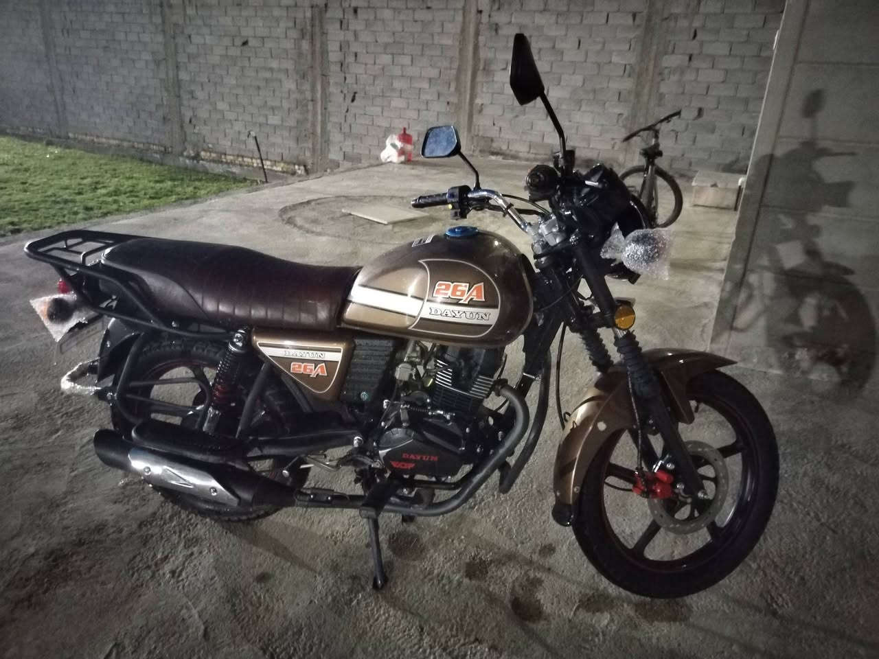 السلام عليكم دايون للبيع موديل 25 اوراق سكنر الدراجه جديده ماناقصه اي شي اوراق كامله محرك 200 كهربائيات كله شغاله ربع متصرف عليه مكاني حله  شارع 100رقم *********** سعر 1550 وبيه مجال قليل لحد يكسر بيه تره تسمع غير حجي
