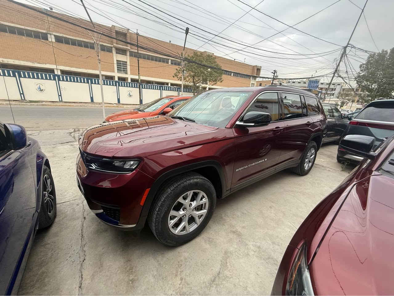 السلام عليكم جيب موديل 2022 / 7 راكب رقم بغداد بسمي ماشيه 40 حادثه بس جاملغ ايسره بدون دواخل بدون ايرباك بيه 3 قطع كلير من امريكه  بابين وجاملغ ايمنه فول مواصفات بنوراما سيارة مابيه نواقص حادثه مع منشور مكاني بغداد *********** السعر ب 255 ورقه بغداد, العراق
