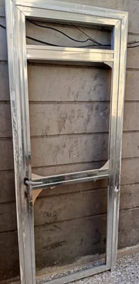 باب المنيوم ثقيل ومرتب  مكان الباب بغداد حي البساتين للتواصل 077274399...