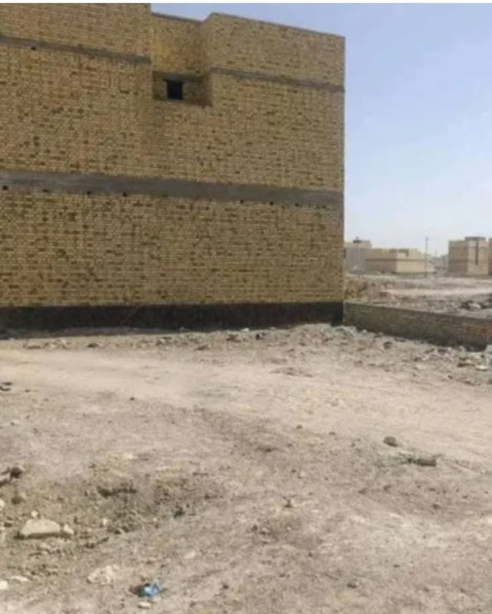 قطعة للبيع مقاطعة 41 بالموحية جاهزة للبناء بلاش 
المساحة 211م 
السعر 137 وبيها مجال بسيط جدا الإتصال ***********
