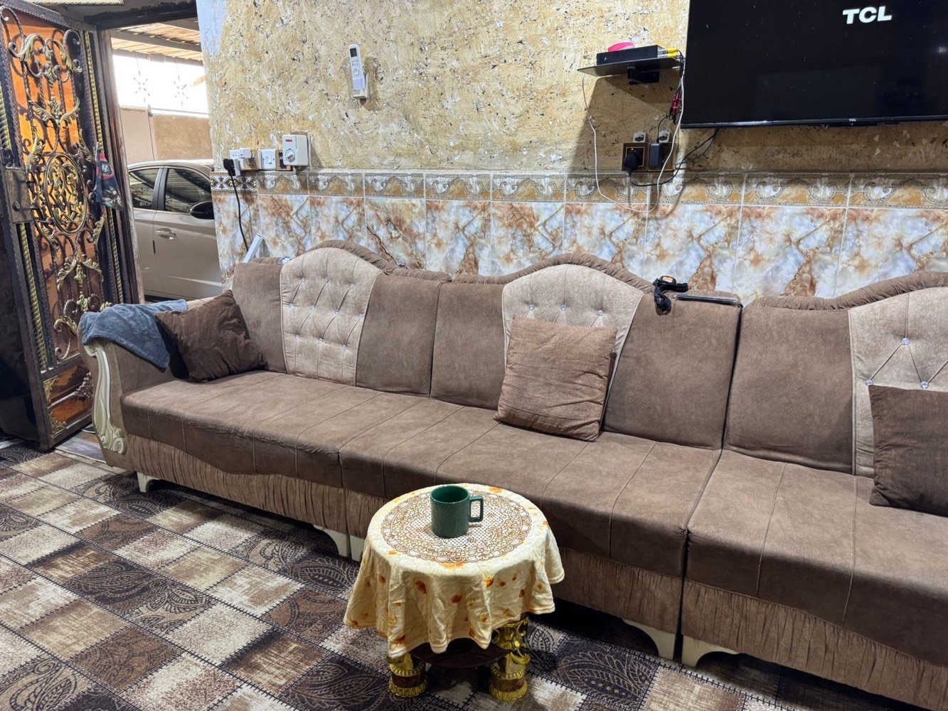سلام عليكم تخمين لبيع مع ميز سعر تخم 600 سعر تخم ثاني 700 سعر ميز 100 كلهن نضافيات  حت محد كاعد عليهن نضافه تجي شوف بعينك كل شي  وحده جوزي هوه لي سعره 600 ولبيجي سعره 700. مكان بصره جبيله لاستفسار رقم ***********