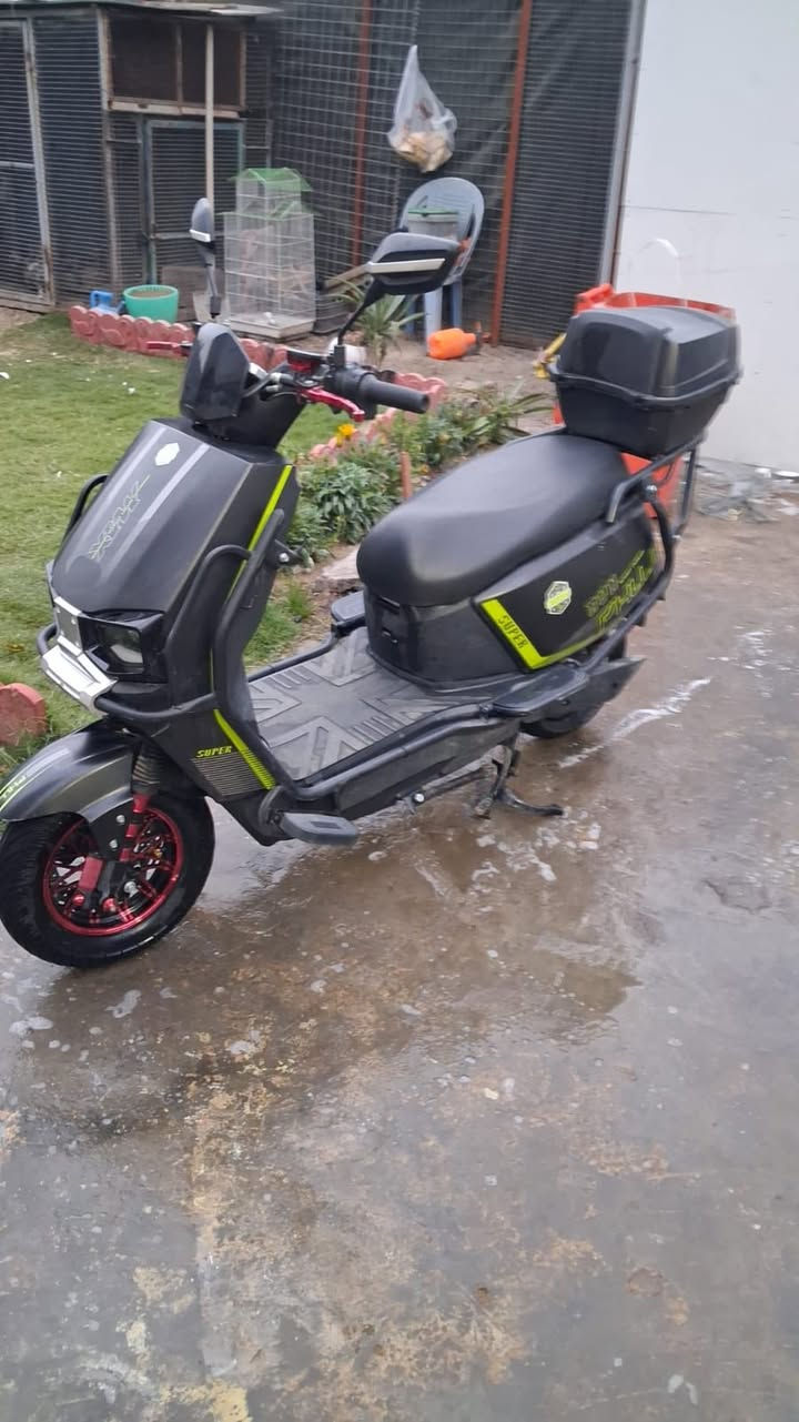 سلام عليكم دراجة سكنس شحن للبيع او المراوس بدراجه بانزين استخدام الدراجة ٣أشهر فقط دراجه خير من الله نضيفه كلشش سعر ٨٧٥وبيه مجال مكاني بغداد ***********
