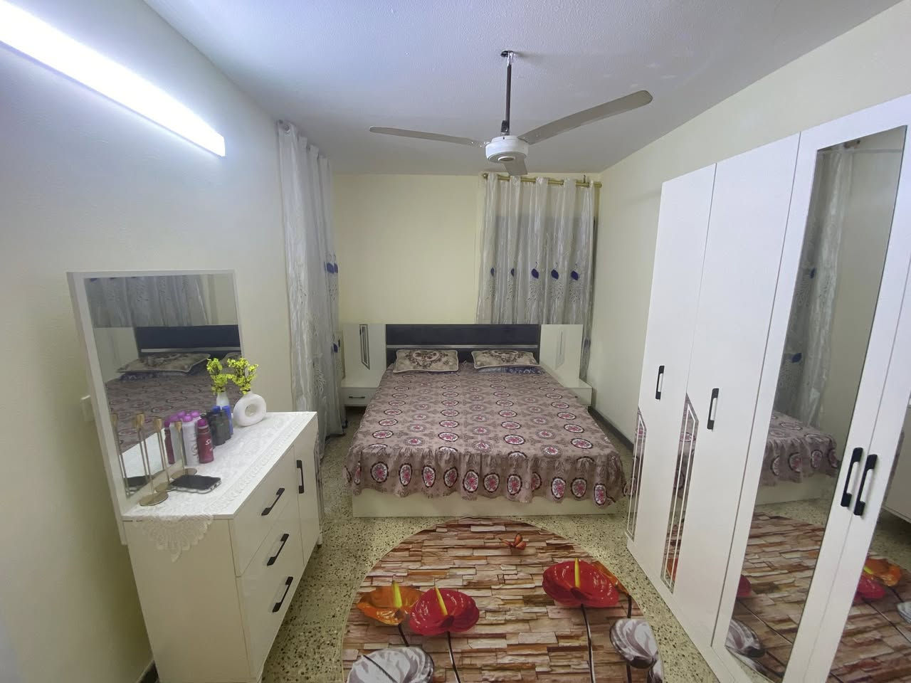 سلام عليكم تتوفر شقة للبيع في مجمع القادسية ديلوكس غرفتين طابق ثاني خلف روضة البنفسج الشقة نضيفة جدا ومرتبة بدون اي صرفيات تجيب غراضك وتكعد كبل الشراي يتواصل وياي على الرقم ***********
