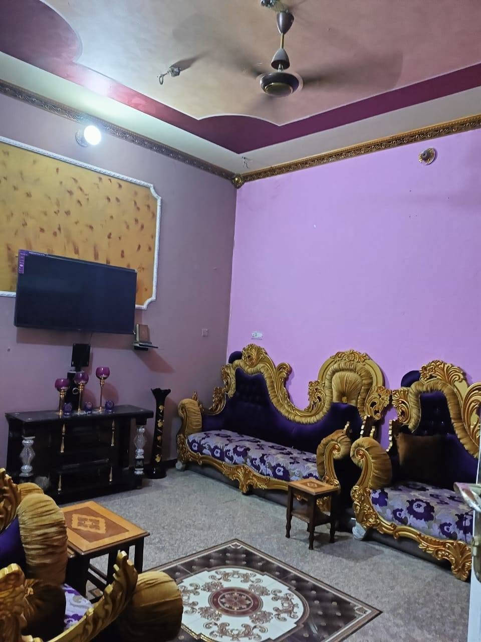 بيت طابو سهم للبيع...
شارع السفينه المساحة 100 متر طابقين كونكريت مسلح الارضي غرفة واستقبال وصحيات والطابق الثاني غرفتين وصحيات وصاله السعر 110 ***********
