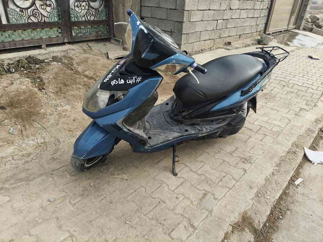 سلام عليكم من رخصت الادمن سكنس فحل للبيع نوزل الدراجة مكفولة.فقط مبدل ولفات وكفراتهة مختفة بلادي بس مشخطات رجاا لحد يكسر بحلال العالم رايدها 550وبيها مجال لطيبين مستعجل علئ بيعتها *********** اتصال فقط
