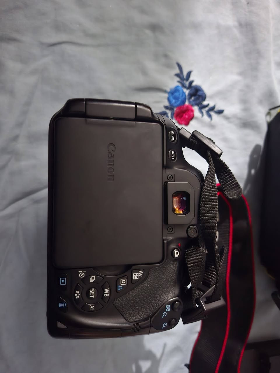 السلام عليكم كاميرا كانون 650d
شاشة Touch Screen متحركة (قلابة) تسهل التصوير من زوايا صعبة والسيلفي
​تصوير فيديو Full HD مع ميزة الفوكس المستمر.
​سرعة تصوير متتابع تصل لـ 5 صور في الثانية.
​الحالة: ( نظيفة جداً، بدون خدوش، استهلاك منزلي بسيط)
​الملحقات: (عدسة 18-55mm شاحن بطارية حقيبة، رام 
​السعر 400


**إذا كنت صاحب هذا الإعلان وتريد حذفه لأي سبب، رجاءا أرسل رسالة إلى الدعم الفني**