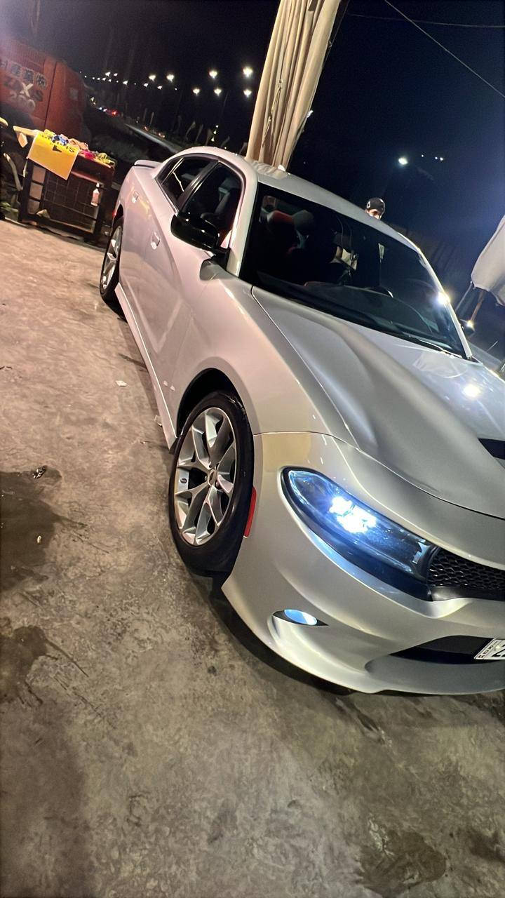 جارجر موديل ٢٠٢٣ فول مواصفات عدى الفتحه
واردها دعاميه الاماميه فقط 
محرك 3.6  مكفول 
كير مكفول 
تبريد قطعتين امامي خلفي 
داخل لونين أحمر وأسود مخمل 
تحكمات ستيرن جهتين 
كراسي كهرباء 
تخم تايرات جديد 
سبير منازل 
لايتات زنون 
السعر 268 ورقة للاستفسار الاتصال ***********
