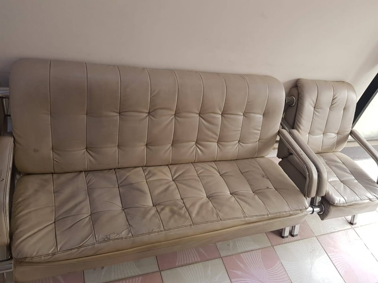 سلام عليكم بيع اثاث مكتب تخم ماخذينه ب 800 والمكتبه 300 بس القنفه بيه ضرر بل جلد كولهن 350 ابيعهن مكاني كرخ ***********  اتصال اب صاحبهم
