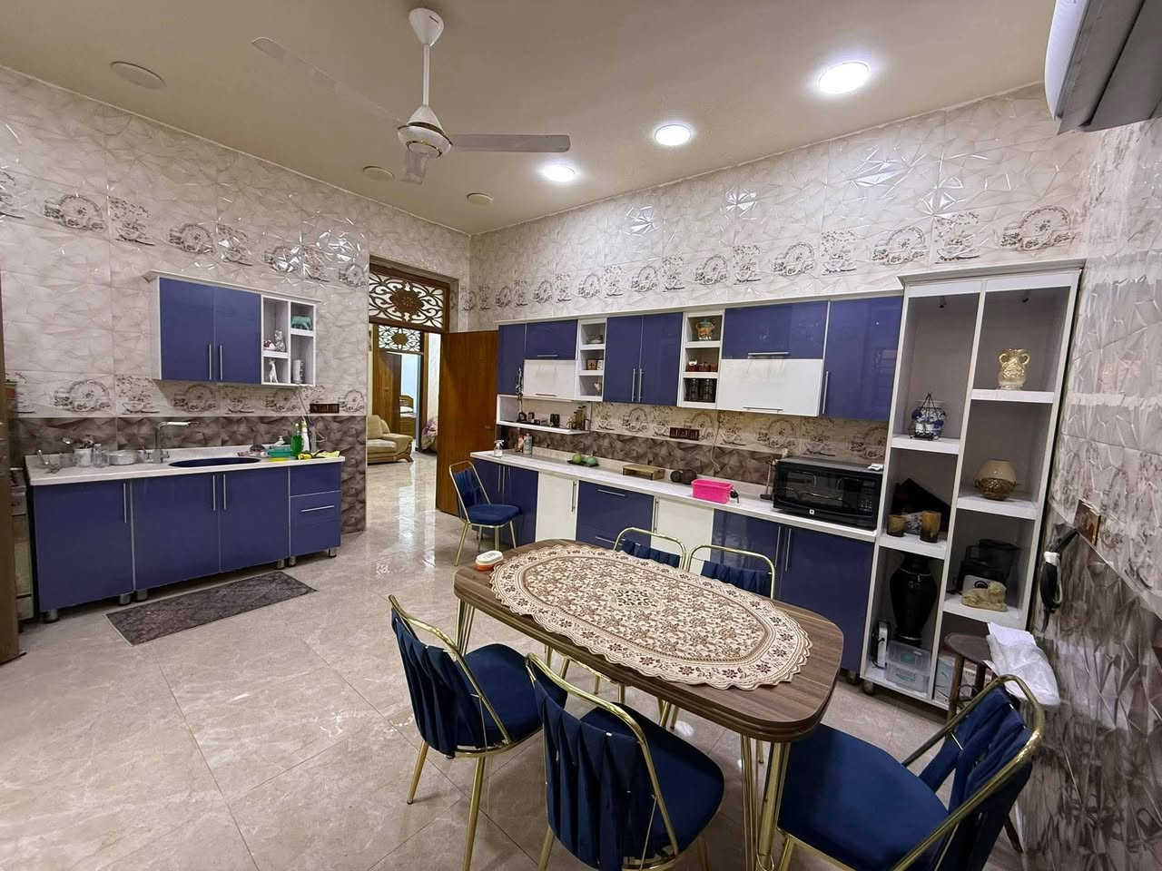 #سعر جدا #مناسب 

🏠/ دار #للـــــبيــــــع مـــع #الآثـــاث او بــدون #آثــــاث 
  
فـٓي #الــصـــحــه قــرب مــطــعــم ابــو صفاء او قـرب #مــارينا

_________________  #طــــابــــو #زراعـــــي #ســــنـــد 25

المساحـــــــة // 300م  
 
الواجهـــــــــة // 17.7م 

النــــــــــــزال //  17م 
عــرض الشــارع // 8م 
_________________
🧱🏗️ #الطابــــــــــــــق #الأرضـــــــــــــي
 غــــرفــــتين نـــوم  و صالـــــــــة وهـــــــــــول ومطبـــــــخ   ومجمــــــــــع صحيـــــــــات وگـــــــــراج ســـياره كــــبيــر جــــدا  وحديقـــــــــه كــــبيــــره  جـــدا
🧱🏗️ #الطابــــــــــــــق #الثانــــــــــــــــي

#مـــجـــــمــع صــــحـــيـــات #مـــشـــتـــرك 
_________________💲
___________________
للأستفســـــــار عــــــن السعــــــــر يرجـــــــىٰ تـــــــرگ تعليـــــق (السعـــــــــر) #وسيتــــــم #الـــــرد 
__________________

_________________💲
#مكتـــــــــب
                🏘️أمــــــــلاك بابــــــــل للعقـــــــار🏘️
#الكــــــــائن

☎️ *********** واتساب☎️‏‪0782 220 3665‬‏ واتساب
    شارع_الكرامة_قرب_الضريبة_مقابل_التخطيط_العمراني
        
_____________________________________________
