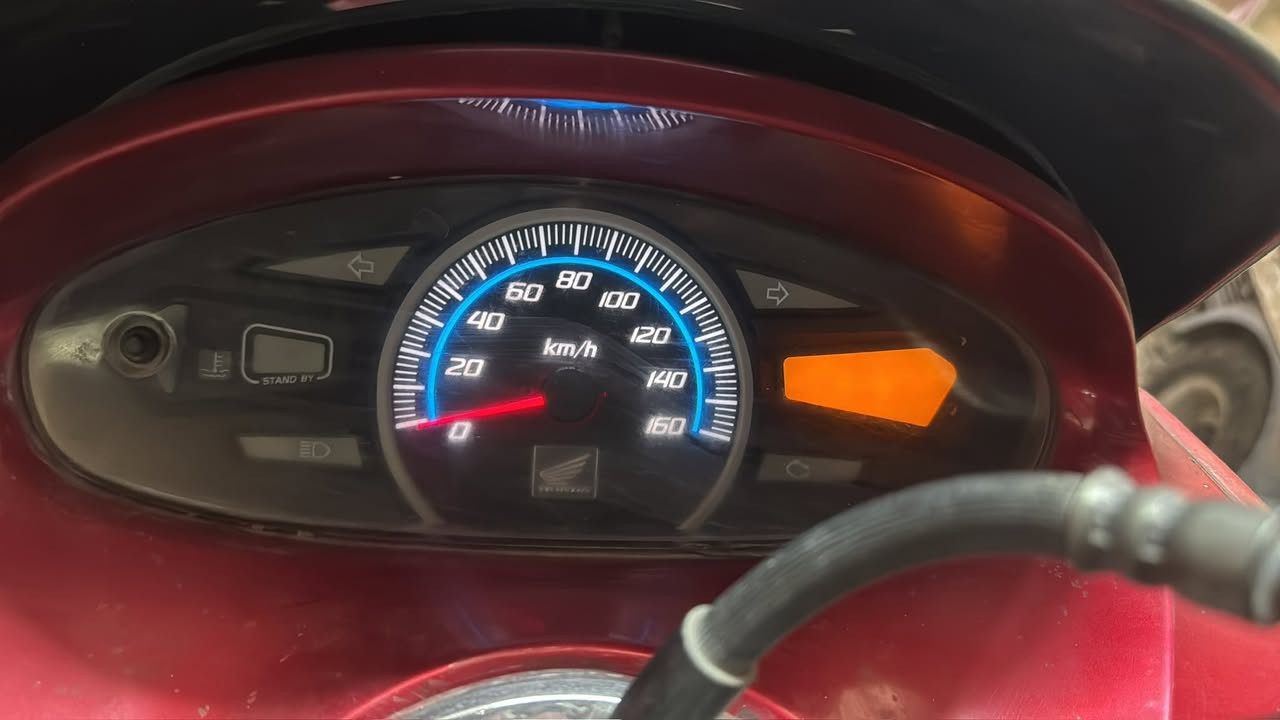 جيل اول مكينة 125
ياباني اصلي jf
مكفول المكينة 
نقص ستاند جنطة
حساس ازدحام موجود 🛵
ستاند كهربائي ⚡️ 
مري اصلية
بريك خلفي 
مكانها بغداد الحرية 
سعرها 1100
***********
