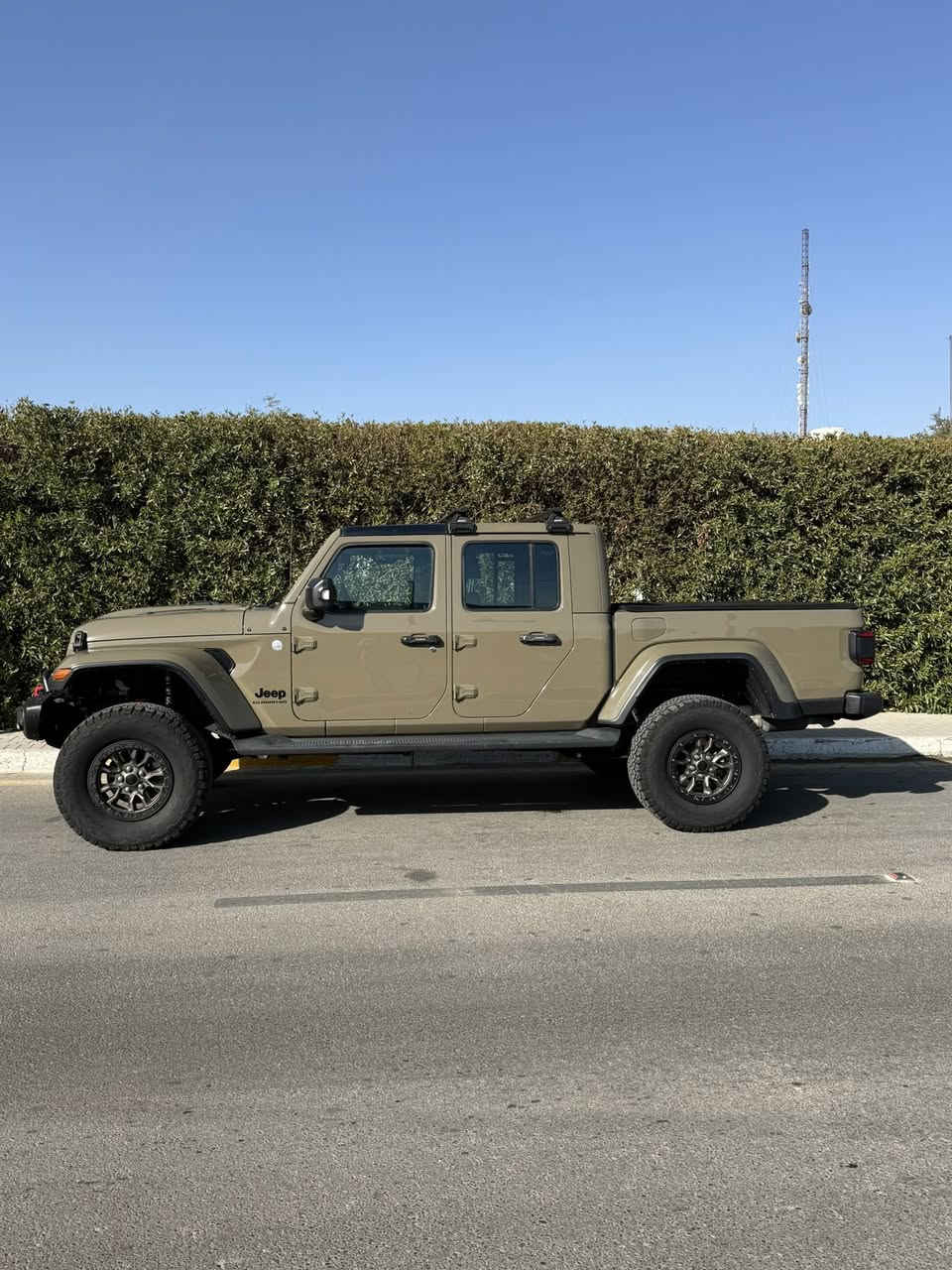 السلام عليكم
للبيع جيب كلاديتور موديل 2020 خليجية وكالة ليث العبيدي مكفولة محرك 3.6 6 سلندر
 معدلة بالكامل
1.ترفيع 2.5انش ماركة FOX مع تراك بار امامي ماركة تيرفلكس 
2.اكسل امامي هڤي ديوتي جديد مع ريشيو 4.88 ماركة يوكن 
3.ستيرن الياف الكاربون فايبر
4.شاشة ماركة Caroboter مع كاميرات 360 
5.فتحات تهوية التبريد Led
6.لايت امامي هليكات اصلي وكالة موبار
7.دعامية امامية روبيكون حديد 
8.ويل كب 392 بيدلوك اصلي وكالة موبار
9.تاير حجم 35 انش ماركة بيافكودرج
10.قاعدة تلفون ماركة فيوري
11.يدات خارجية ماركة فيوري
12.رانيو راك 
13.سقف سكاي (منشأ كندي)
14.ايرنتك ماركة K&N
 بصمات عدد 2
ماشية 80 الف كيلومتر
السعر 40000$ 
للاستفسار 
***********
***********
