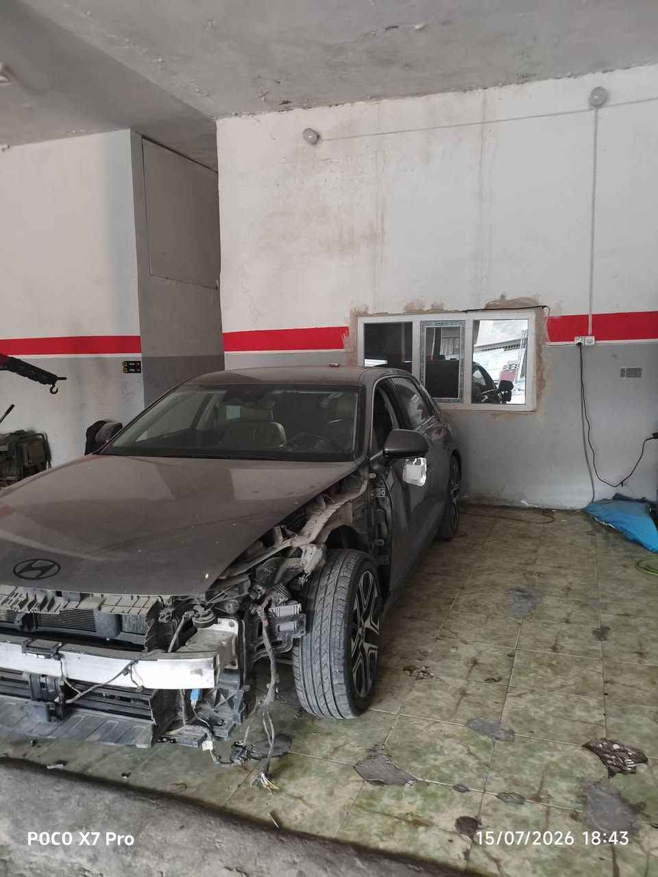 سيارة هيونداي أزيرا موديل 2023 بالشكل الجديد (موديل 2024 الجيل السابع)، نظيفة جداً وبحالة ممتازة، محرك وجير سليم 100% والسيارة شغالة وتمشي.
​⚙️ المحرك والمنظومة:
​المحرك: 4 سلندر بانزين تيربو هايبرد (Turbo Hybrid)  (قوة واقتصاد عالي بالوقود).
​الفئة: فول مواصفات (فل كامل) عدا البانوراما.
​🛠️ مواصفات السيارة (أبرز الميزات):
​كاميرات محيطية 360 درجة
​رادار أمامي وخلفي وجانبي
​نظام المحافظة على المسار (تحديد مسار)
​رادار النقاط العمياء
​شاشات عملاقة متصلة (عدادات + ترفيه)
​شاشة منفصلة للتحكم بالتكييف
​كراسي جلد كهربائية (تدفئة وتبريد)
​ذاكرة خزن لوضعيات المقاعد (Memory Seats)
​إضاءة داخلية محيطية (Ambient Light)
​تشغيل ذكي + تشغيل عن بعد
​شاحن لاسلكي للهواتف
​مقابض أبواب مخفية تفتح كهربائياً (Flush Handles)
​🩹 تفاصيل الحادث والقطع المتوفرة:
​السيارة تعرضت لحادث أمامي بسيط (3 قطع)، وتباع على حالتها بدون تصليح.
​القطع الجديدة المتوفرة مع السيارة (فقط تحتاج تركيب وشد):
​دعامية أمامية كاملة
​شريط الليد الأمامي
​زوج لايتات أمامية (مازدات)
​جاملغ جهة السائق
​⚠️ النقص فقط: شد هذه القطع المتوفرة، مع صبغ وسمكرة فقط.
​💵 السعر:
​السعر: 185 ورقة (18,500$ دولار) وبيه مجال بسيط للشراي 
(مرقمة بغداد)
ملاحظة: الكل يعرف سوق الأزيرا الجيل الجديد، وماكو سيارة بهيج مواصفات ومحرك هايبرد تيربو مرغوب متوفرة بالسوق بهيج سعر نهائياً. فرصة ذهبية للي يحب يشتري سيارة حديثة وفخمة بسعر لقطة ويكملها على إيده وتطلع عليه بربح ممتاز
مكاني كربلاء 
الاتصال:*********** 
واتساب:***********
