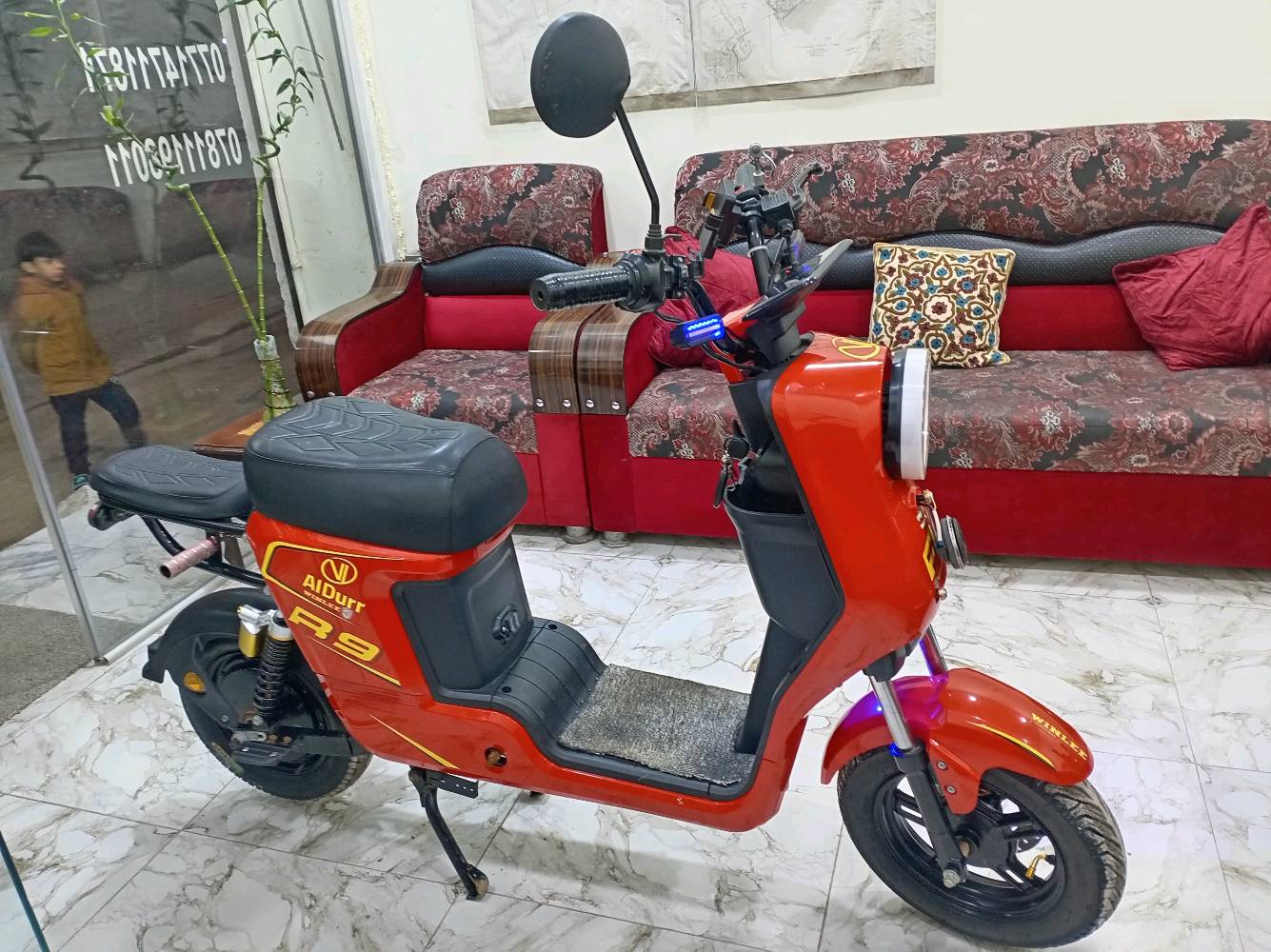 دراجة كهربائية R9 حمراء اللون بحالة جيدة ومناسبة للاستخدام اليومي. تصميم مريح ومجهز بمقعد مريح ومرايا جانبية. مثالية للتنقل داخل المدينة. تُباع لأسباب شخصية، والبيع بشكل فوري.