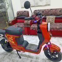 دراجة كهربائية R9 حمراء اللون بحالة جيدة ومناسبة للاستخدام اليومي. تصم...