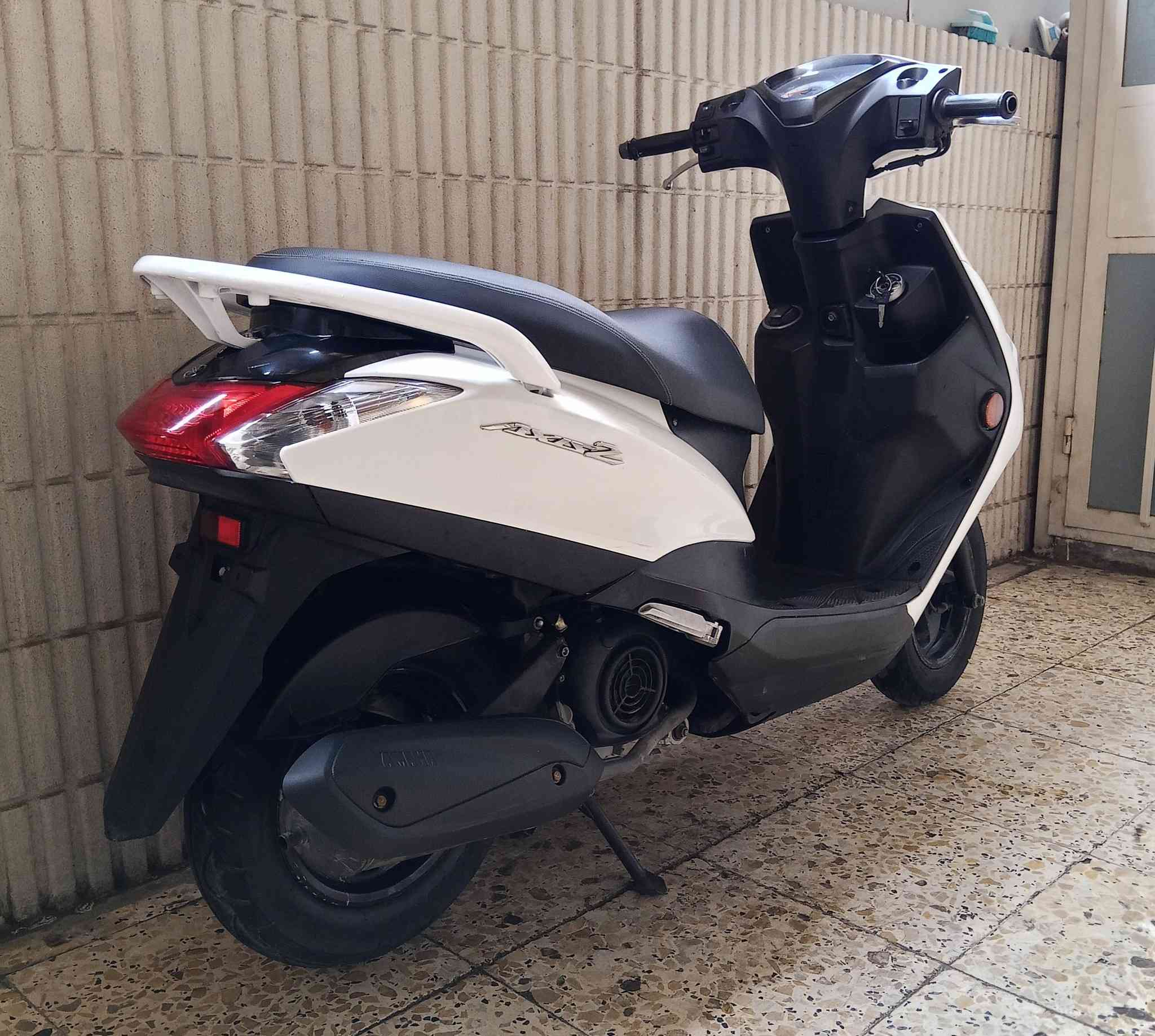 السلام عليكم
اكزز Z  الحديث
 ياباني قبغ نفخ استاند كهربائي 
مكينه بلادية  كفر بلادي
كل شي شغال نقصه قمجي كيلو متر فقط 
مكان الدراجة بالصالحية 
السعر  950  قفل بدون عملة 
للاستفسار  ***********
