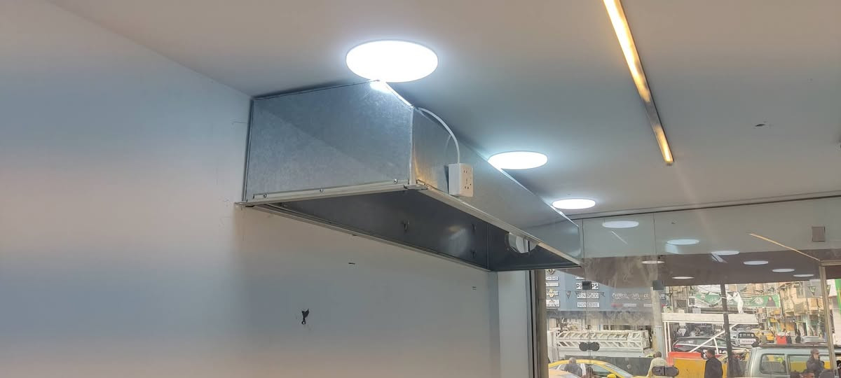 معمل الجوادين بادارة حمودي الميرزه لعمل دكتات التبريد المركزي وعمل بوجات المطاعم والمقاهي والمطابخ والهوتات وعمل جميع انواع الدكتات العنوان السماوة الجربوعية جسر المستشفى للاستفسار الاتصال على الرقم او واتس اب ***********
