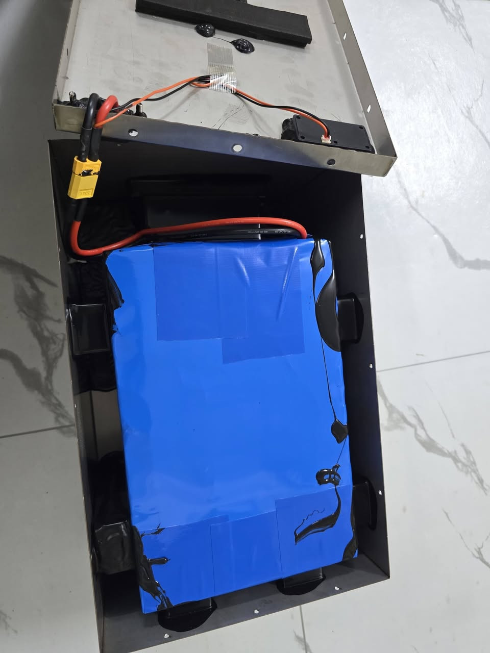 السلام عليكم
بطارية ليثيوم مستخدمة للبيع 
72 فولت وتقرة بالشاشة 84 فولت الامبيرية مالتها اعتقد 20 امبير ما متأكد شكد بالضبط بيها شاشة تطلع الفولتية ونسبة الشحن
وهذا وزنها ويا الغلاف مالتها 
تقريبآ تعتبر نص عمر ، المسافة الي تقطعها 30 الى 35 كيلو وعن تجربة فعلية بالويز 
وياها شاحنة مالتهة وجوزة 
السعر 》 250 الف 
مكان 》بغداد - الموال 
ما عندي توصيل
واتساب : ***********
