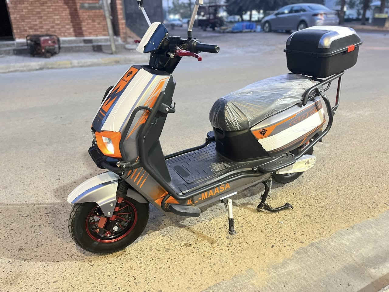 سلام عليكم للبيع ماطور شحن نوع ((ألماسه)) موديل ٢٥ فول ٦ بطاريات عل فحص مستعمل قليل لايتات زنون عالي ناصي دبل إشاره بدأت خلفيه اماميه لون مميز ٤ سرعات سرعه ٩٩ السعر ٧٠٠ بي مجال لاتصال ***********
