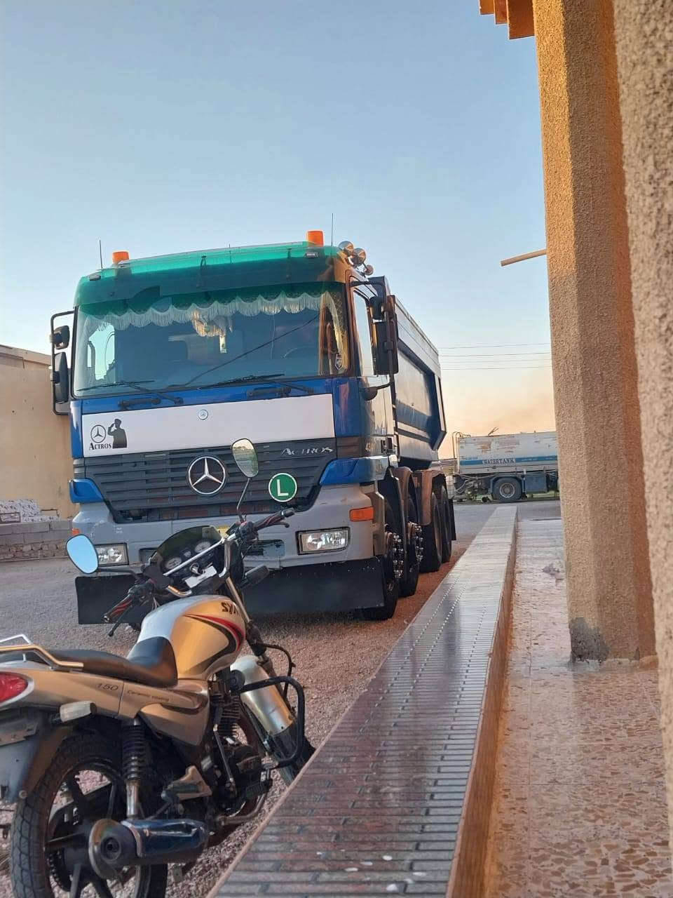 السلام عليكم اكتروز موديل 2000 تخم تاير  جاهزه من كلشي للستفسار الرقم /‏‪***********‬‏
