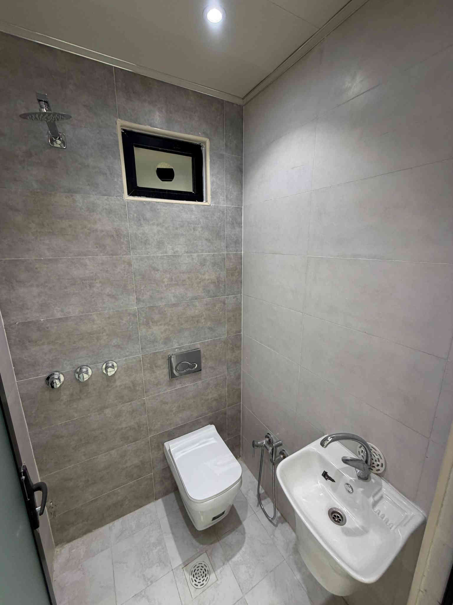 للبيع  #الغزالية
مساحة ٥٠م
واجهه ٤م نزال ١٢،٥م

الغزالية الكفاءات العدل الثانية محلة ٦٤٩
بناء من الاساس  📣
يحتوي على
🔴صالة
🔴مطبخ
🔴صحيات ٢ 
🔴غرف نوم ٣
للاستفسار الاتصال 
***********
او زيارة المكتب في الغزاليه شارع البداله مقابل الكوخ 
مكتب الهندسي للعقار
