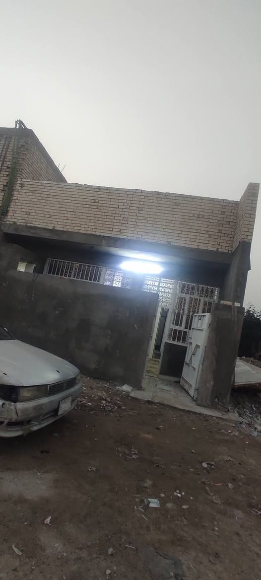 السلام عليكم توفر عندي بيت زراعي واقع حال مكاتبه فقط كامله كل الخدمات ما عده التبليط مساحة البيت 105/جبهه 7/نزال 15/ طابق واحد بناء حديث 2025/موقع البيت البلديات منطقة البستان بين الضباط وشهداء العبيدي قرب سوق الميت شهداء العبيدي قرب مدرسة الشهيد حسين كريدي للاستفسار اكثر *********** الرد او الاتصال ماسنجر واتساب
