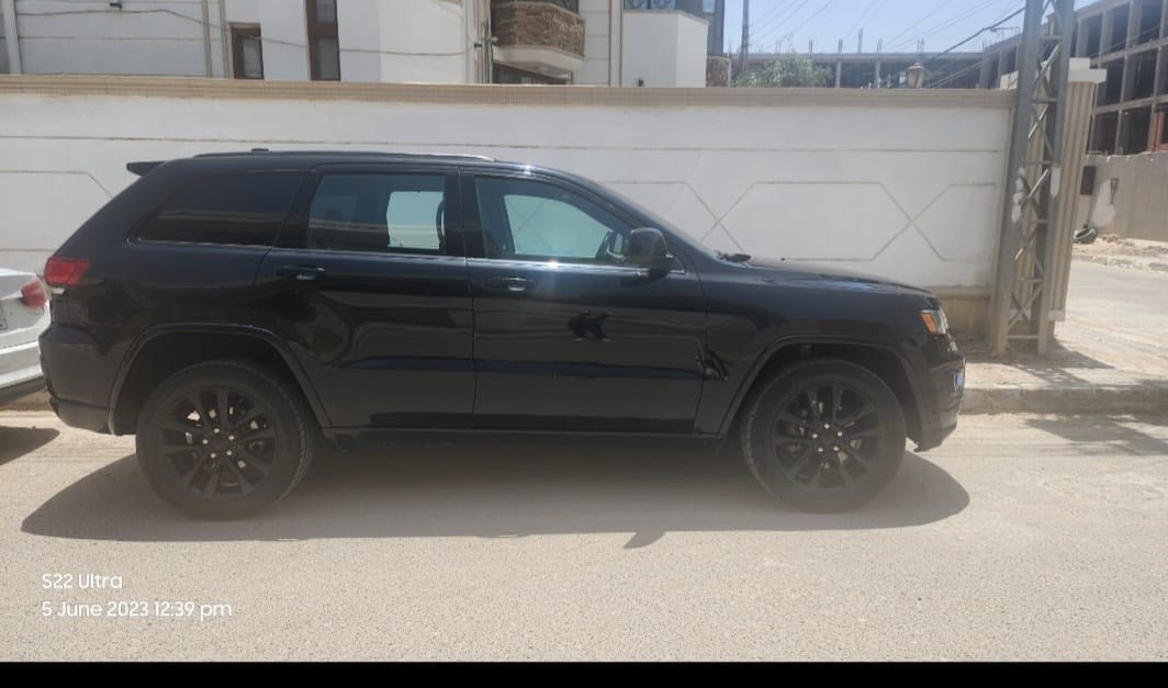 Jeep Grand Cherokee -جيب كراند شيروكي بلاك توب (التتيود) موديل 2020 
انا مستوردها .. رقم بصرة وبأسمي 
-
حادثها جانبي مثل ما موضح بالصور الجاملغ  الامامي الايمن مبدل والباب مالت العبري حار وبنيد بارد هاي تفاصيل الحادث والتصليح بالعراق بالبصرة على ايدي..
-
السيارة محرك فول برغي ما مفتوح بيه على شد الشركة السيارة فور ويل فقط تبريد قطعتين امامي وخلفي وتبريد كشن السايق والعبري وتدفئة للستيرن .
كاميرا خلفية وحساسات خلفية 
بريك تلقائي ، اطفاء ذاتي عند التوقف ،بيهة مود سبورت .
السيارة ويل 20 اصلي  مالت الشركة..
 باب الجنطه كهربائي وبيه 3 دكم يم السايق وورة .
كشنات جلد ومخمل. 
كشن السايق كهربائي.
المرايات الجانبية بيها نقاط عمياء .
السيارة بصمه و تشغيل عن بعد.
للتواصل : *********** (واتساب فقط)
