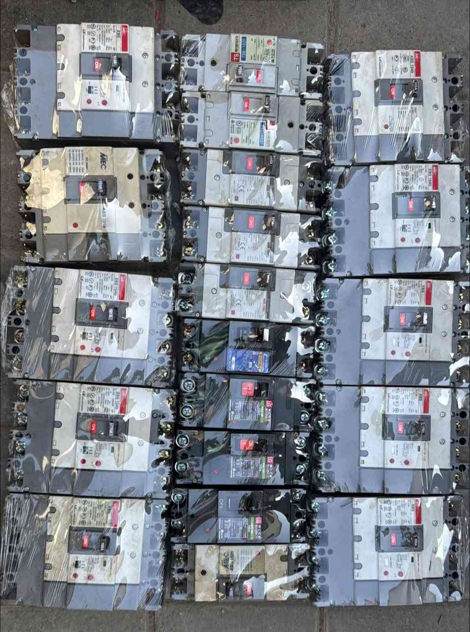 قواطع بالة جميع انواع أمبير من 70 امبير الي 900امبير
كوندكتر 100امبير لي 900امبير موجود

اسعر مناسب
جمله و مفرد
***********
