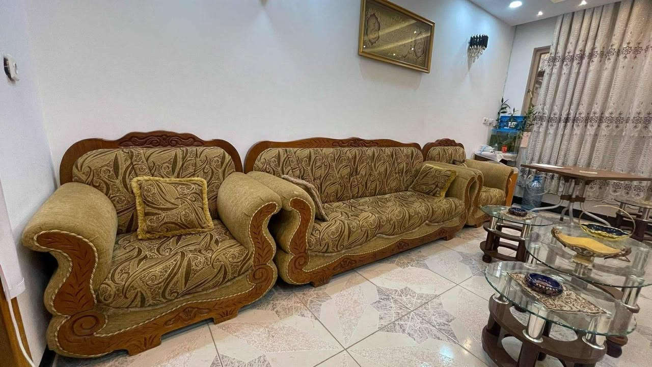 طخم رئاسي عشر مقاعد من الخشب الثقيل (نقش حفر) نظيف جداً حالته ممتازة سواء خشب او اسفنج
عشر مقاعد (4 مفرد و 2 كبار)
السعر 300..  مع هدية (ميز وطبلات جام بلول)

المكان حي الصديق
***********
