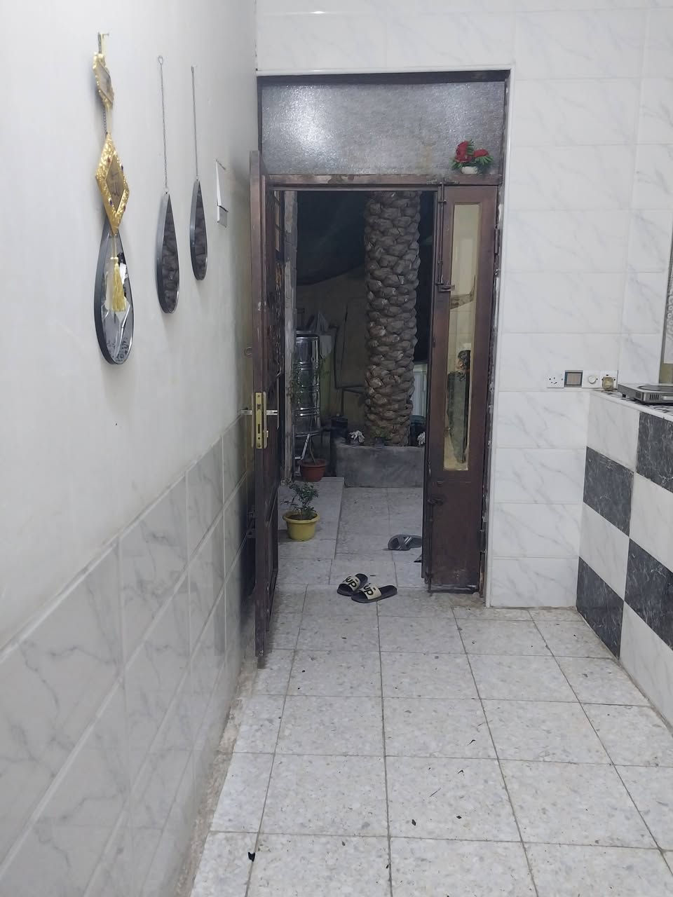 السلام عليكم 
بيت لبيع 
في حي طارق القديم
قرب الملعب الصفر
مساحته ١٥٠ متر مربعه
بيت بناء حديث يحتوي
علي غرفتين نوم
واستقبال 
وصاله ومطبخ 
كما موضح في الصور
***********
@
