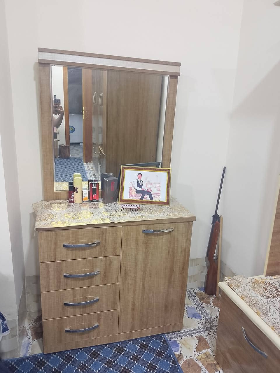 السلام عليكم للبيع قرفه ماليزي جديد مستعمله قليل ست ابواب السعر 450 وبيها مجال ***********
