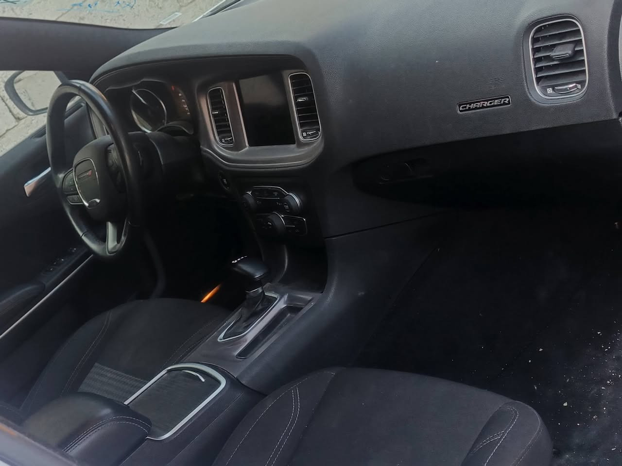 سلام عليكم
......ترهم مراوس.... 
دوج جارجر موديل 2023 بدون رقم
سياره كلين تايتل بدون اي حادث بدون اي شخط
بعدها شركه مكينه v6 مواصفات sxt 
العنوان...... بغداد
***********
***********
