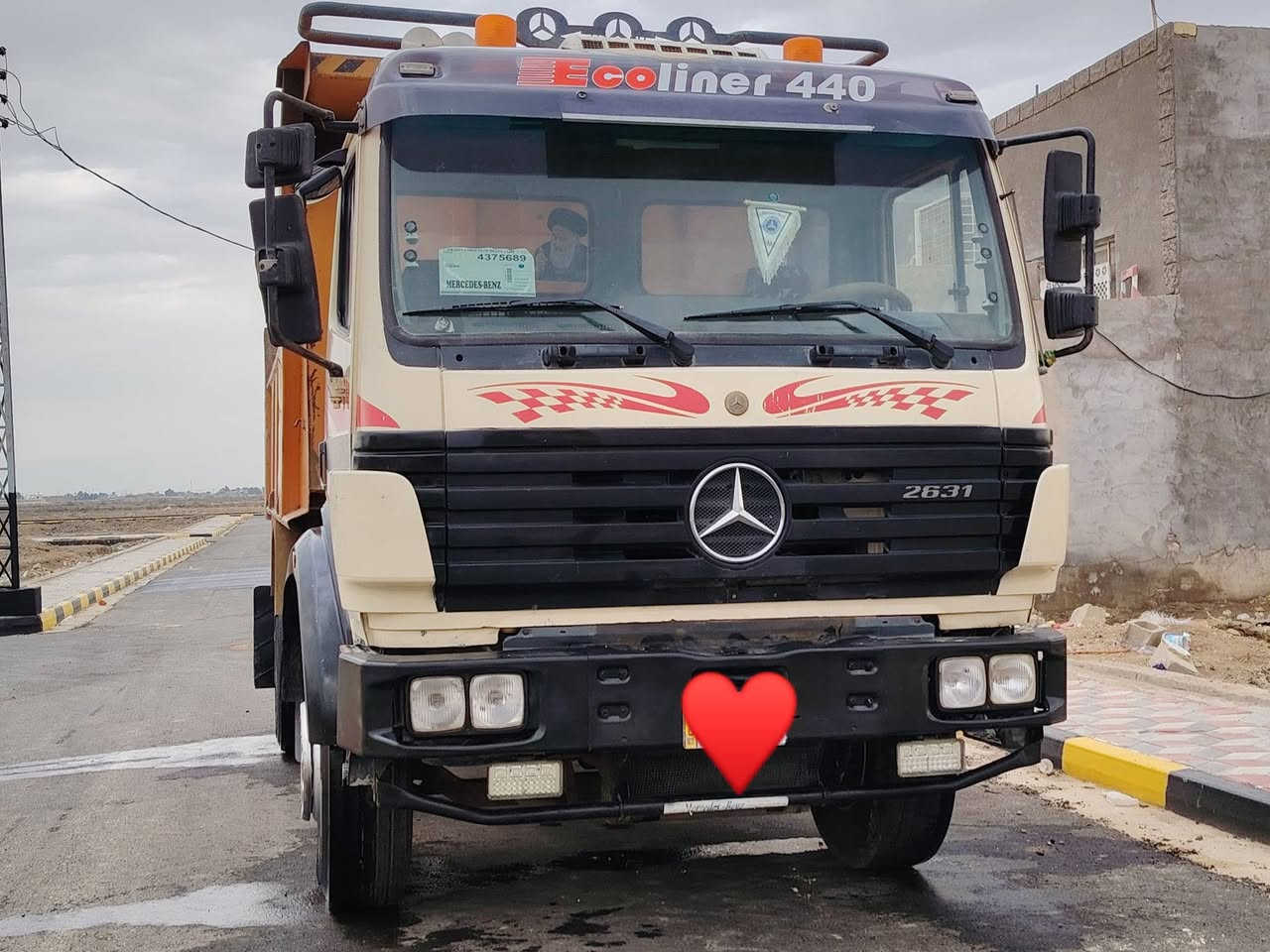 سيارة للبيع 
البي موديل 75 مكينه 8 عادي كير 25 عادي بدون شلعه تخمم تاير رأس تريله السنويه ما ساقطه للعام 2028 المو شراي لا يتصل ***********
