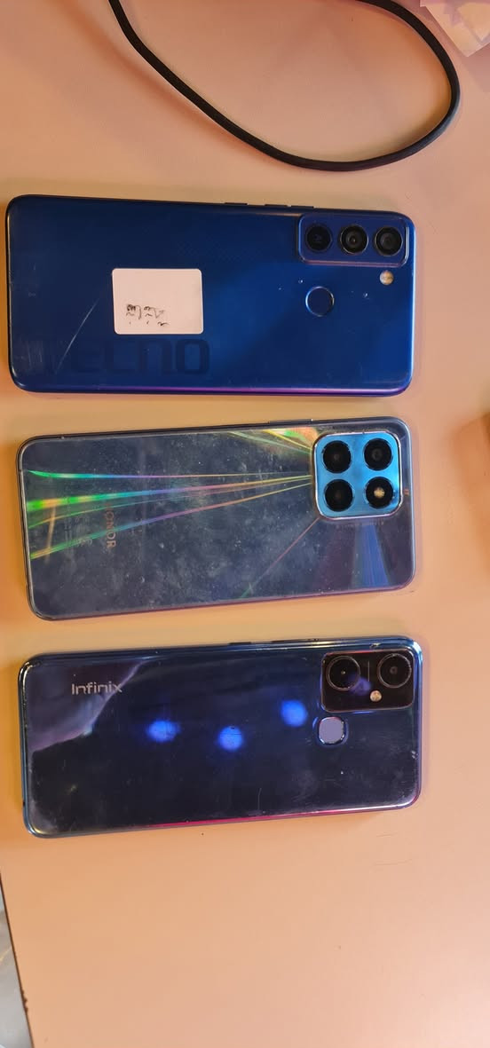 السلام عليكم ٣ تلفونات ٢ يرادلهن شاشه وواحد ايسي شحن سعرهن كلهن ٧٥ مكاني زيونه *********** نوعهن هونر وتكنو وسبارك
