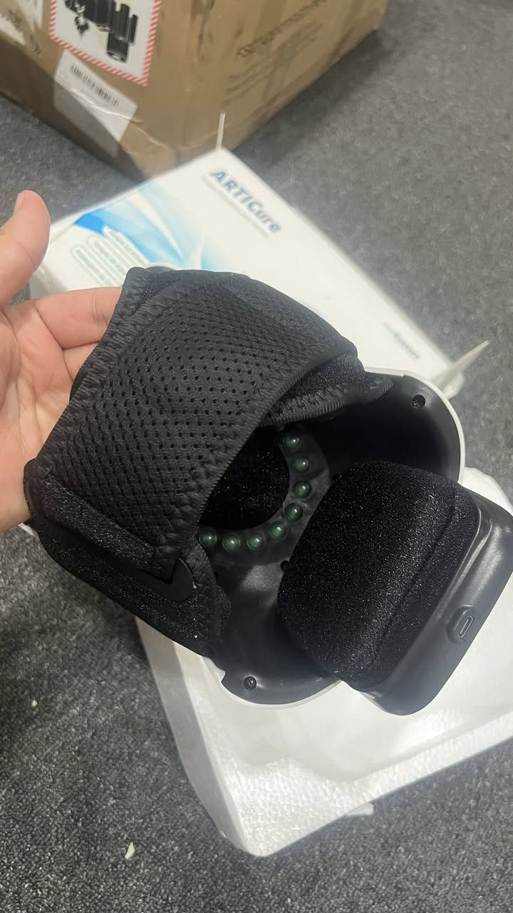 جهاز علاج طبيعي منزلي مخصص للركبة. 
العلاجات المقدمة: يجمع الجهاز بين أربع تقنيات: تدليك بالاهتزاز، تدليك بالضغط (AirPulse)، علاج حراري (تدفئة)، وعلاج بضوء LED بالأشعة تحت الحمراء. 
المميزات: يحتوي على شاشة لمس LCD، مستويات تسخين متعددة (مثلاً 45-55 درجة مئوية)، وميزة مؤقت وإيقاف تلقائي. 
الاستخدام: مصمم لتخفيف آلام الركبة، وتيبس المفاصل، ووجع العضلات.


**إذا كنت صاحب هذا الإعلان وتريد حذفه لأي سبب، رجاءا أرسل رسالة إلى الدعم الفني**